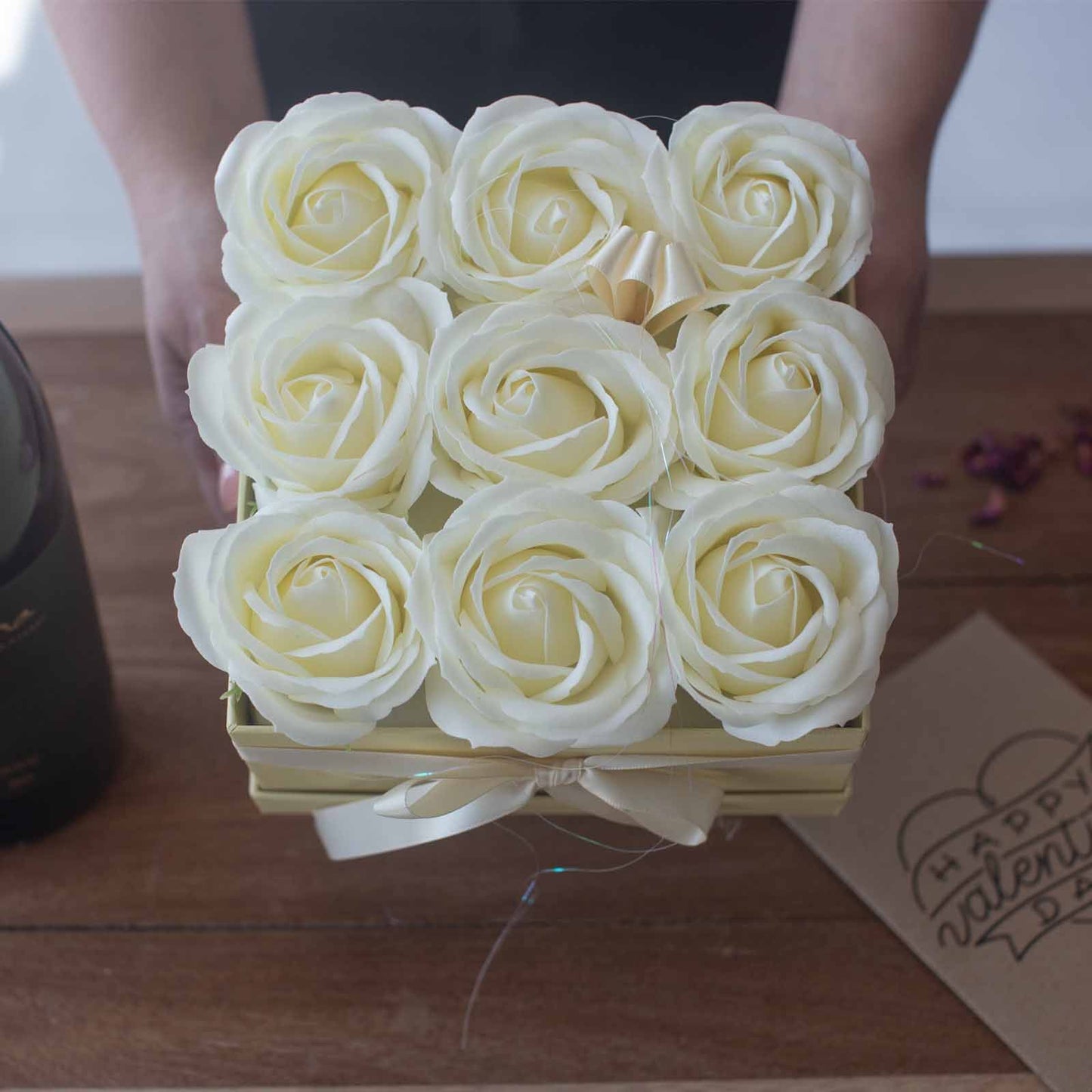 Caja de Regalo - Flor de Jabón  13 Rosas Crema - corazon