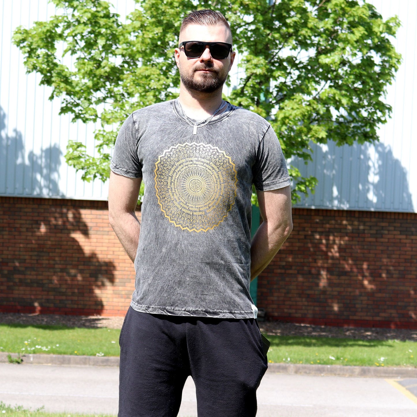 Camiseta Nomad Sari Pequeña - Mandala - Gris oscuro